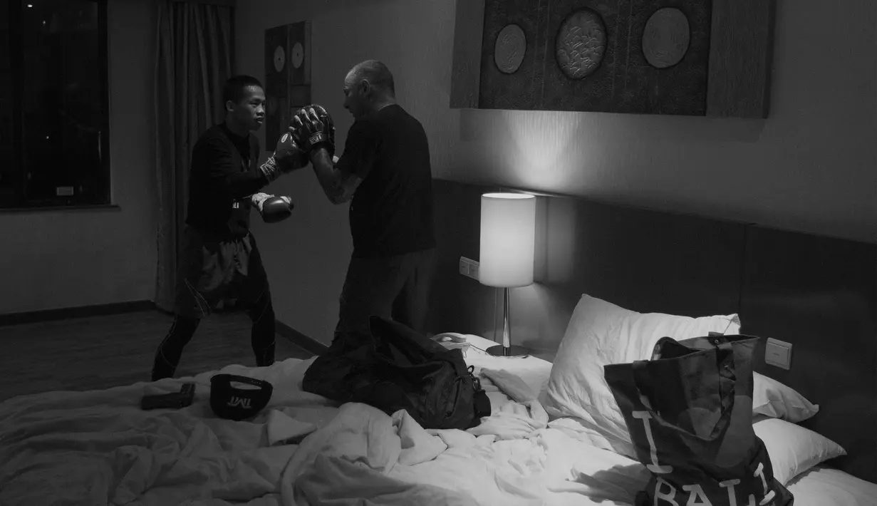 Daud Yordan dan pelatihnya Craig Christian berlatih malam hari di kamar hotel. (Bola.com/Vitalis Yogi Trisna)