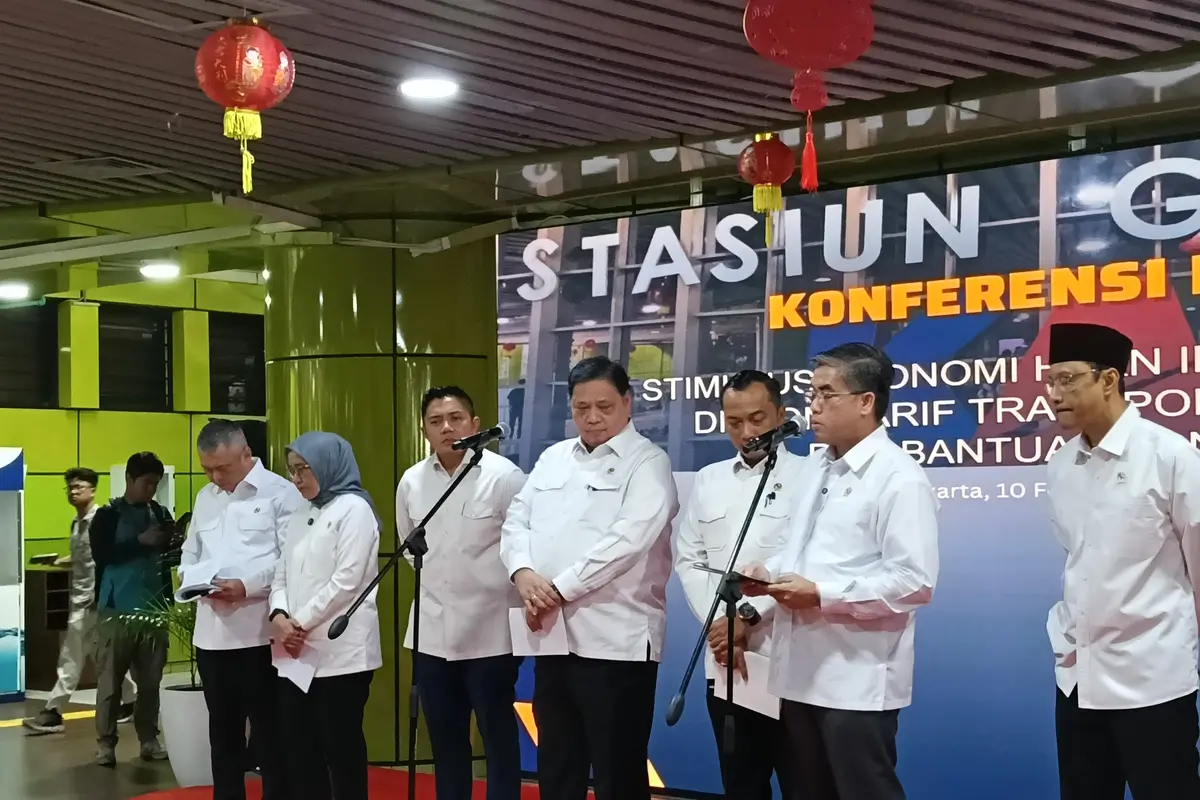 Menteri Ketenagakerjaan (Menaker) Yassierli dalam konferensi stimulus Lebaran di Stasiun Gambir, Jakarta, Selasa (10/2/2026). (Liputan6.com/Maulandy)
