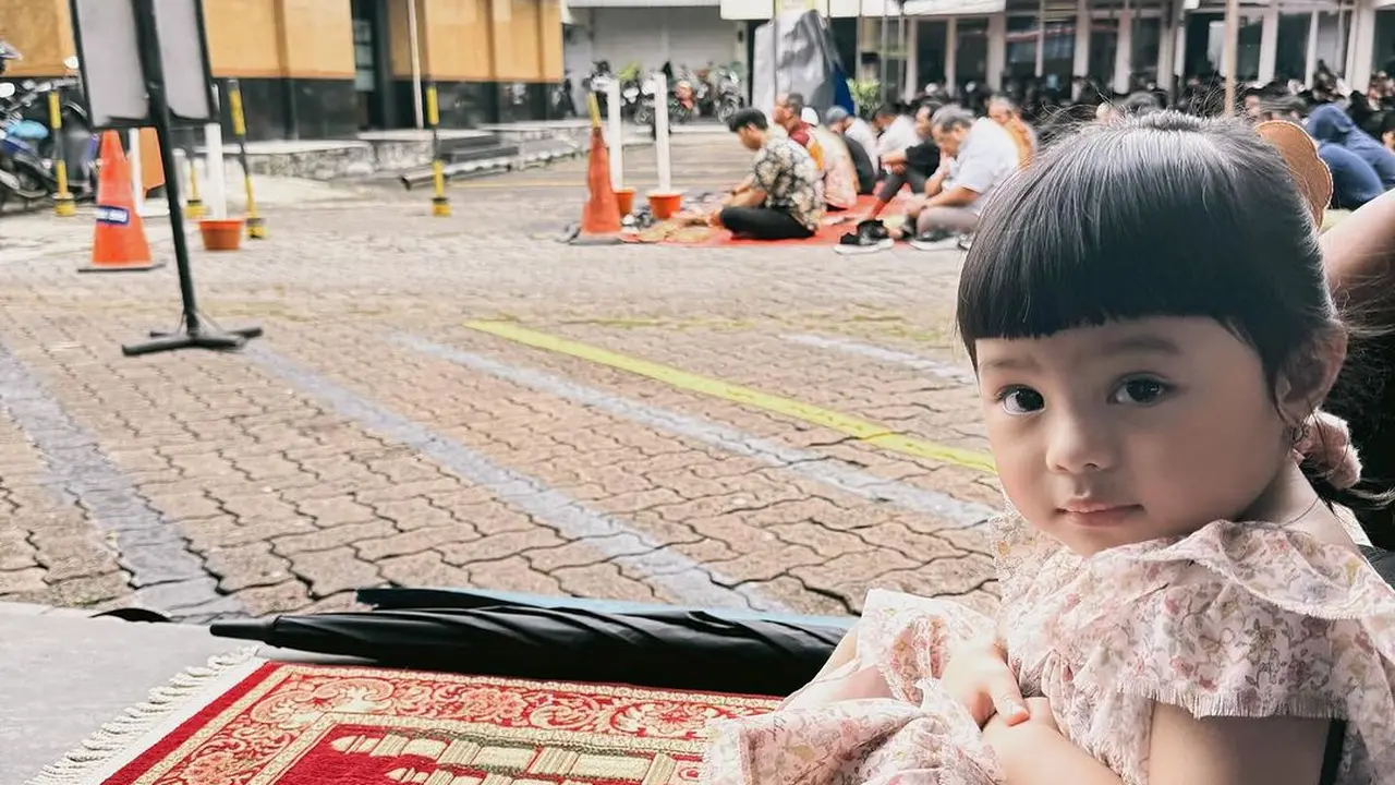 Potret Ameena Anteng Temani Atta Halilintar Jumatan, Disebut Anak yang Paling Rajin Ikut Ayahnya Salat