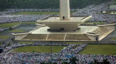 Massa aksi damai 2 Desember bergerak meninggalkan Kawasan Monas setelah melaksanakan Salat Jumat, Jakarta, Jumat (2/12). Massa mulai meninggalkan pelataran Monas dengan berjalan kaki. (Liputan6.com/Johan Tallo)