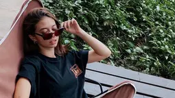 Tak hanya anggun, wanita 26 tahun ini juga tampil trendi dengan memakai kacamata. Seperti kali ini, Yuki Kato tampak simepl mengenakan kaus hitam yang dipadukan dengan kulot senada. Kacamata yang dipakai membuatnya makin stylish. (Liputan6.com/IG/@yukikt)