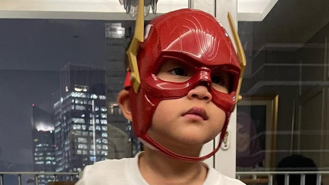 Penampilan Rayyanza saat Cosplay Jadi Superhero Flash yang Menggemaskan, Netizen: Lucu!