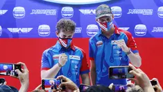 Tim Pertamina Mandalika SAG yang akan berlaga di ajang Moto2 2022 diperkenalkan dalam acara peluncuran tim di Mandalika GP Hub, Epiwalk, Jakarta, Kamis (10/3/2022). Duo pembalap Pertamina Mandalika SAG Team, Bo Bendsneyder dan Gabriel Rodrigo ikut dihadirkan. (Bola.com/M Iqbal Ichsan)