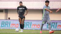 Pemain Dewa United, Dimitrios Kolovos bersiap melakukan tendangan bebas pada laga lanjutan BRI Liga 1 2023/2024 antara Dewa United melawan Persebaya Surabaya di Indomilk Arena, Tangerang, Sabtu (30/09/2023). (Bola.com/Bagaskara Lazuardi)