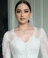 Riasan karya MUA Bennu Sorumba membuat wajah Amanda terlihat lebih flawless.