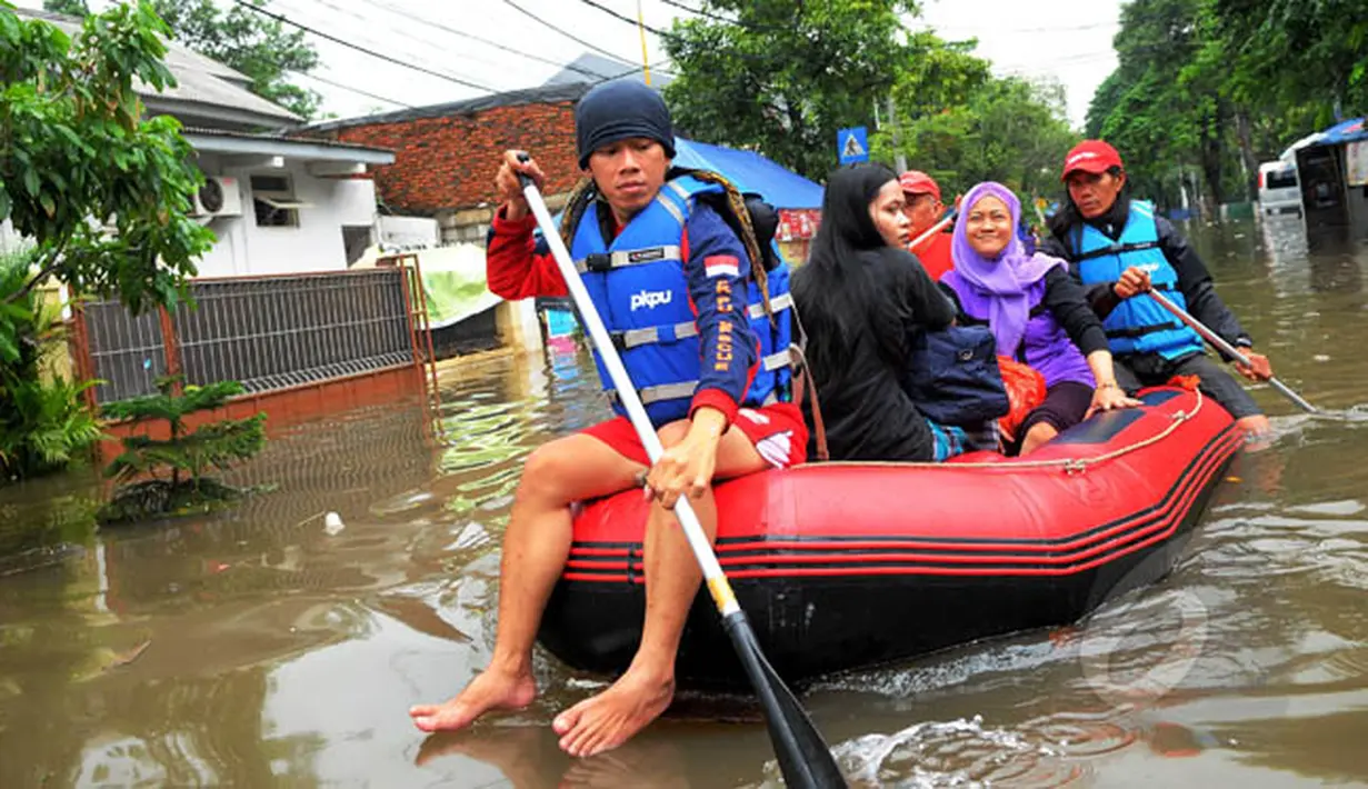 Sejumlah warga menumpangi perahu karet untuk melintasi banjir di kawasan Grogol, Jakarta, Rabu (11/2/2015). Hingga kini sejumlah kawasan di Jakarta masih tergenang banjir akibat dari hujan yang mengguyur sejak Minggu (8/2). (Liputan6.com/Faisal R Syam)