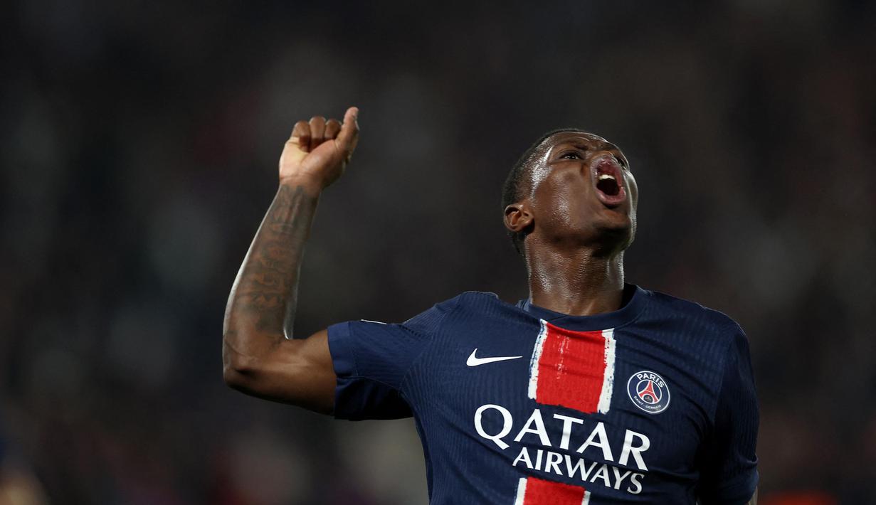 Baru pada menit ke-90, gol kemenangan untuk Paris Saint-Germain tercipta setelah Nuno Mendes memanfaatkan kesalahan penjaga gawang Girona Paulo Gazzaniga. (FRANCK FIFE/AFP)