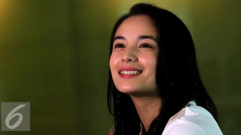  Senyum Manis Chelsea Islan Ini Bisa Bikin Pria Awet Muda