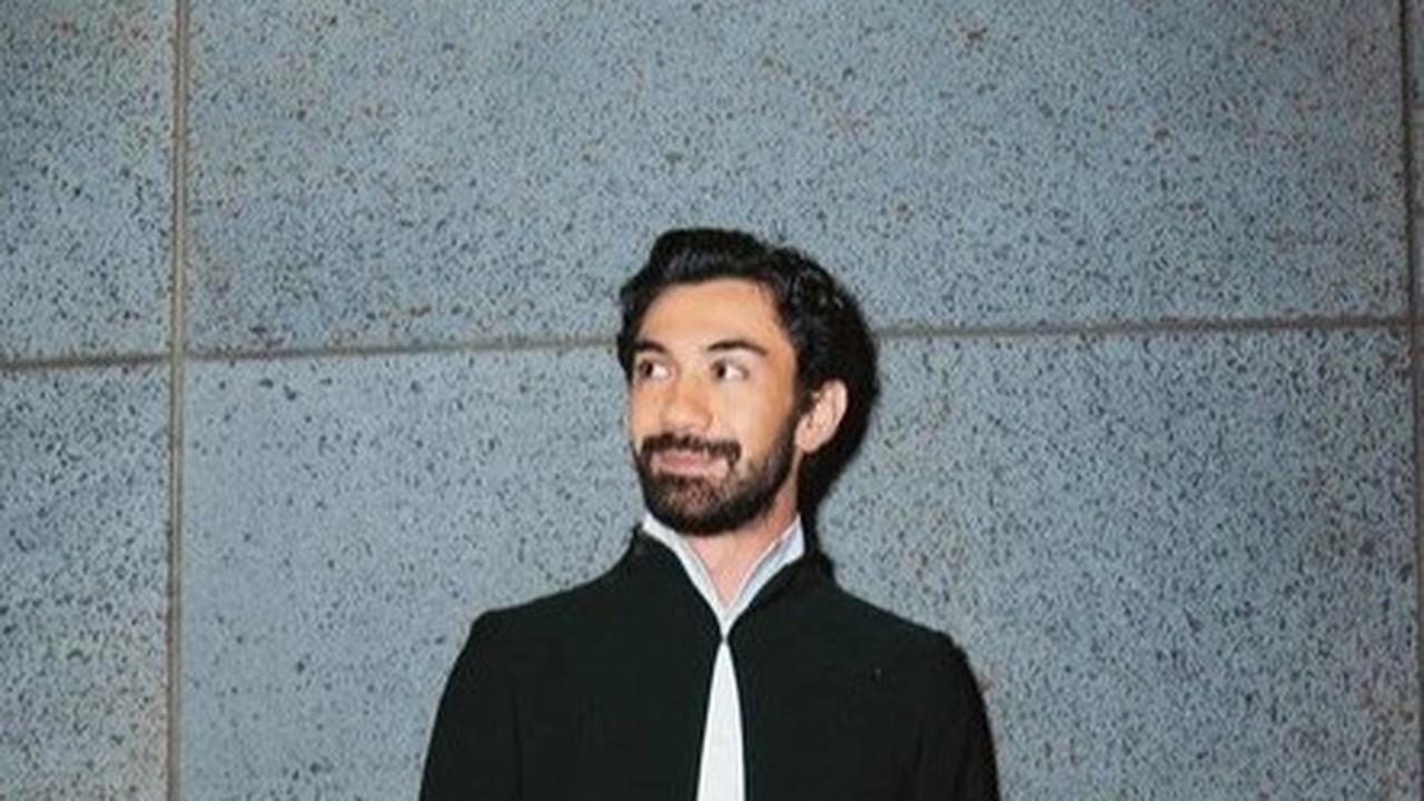 Reza Rahadian juga tampil dengan mengenakan busana adat Jawa. Pada bagian bawah Reza menggunakan jarik dengan motif parang, sedangkan bagian atas ia menggunakan beskap terbuka layaknya seorang bangsawan.