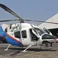 Polisi memeriksa helikopter Bell 429/P-3203 di Hanggar 3 Ditpoludara Korpolairud Polri, Pondok Cabe, Tangerang Selatan, Banten, Rabu (11/9/2019). Penambahan helikopter tersebut untuk mendukung tugas-tugas operasional Polri. (Liputan6.com/Herman Zakharia)