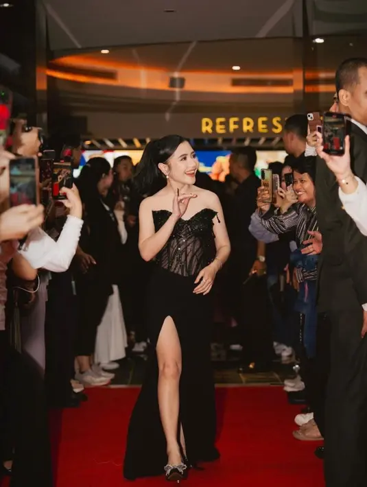 Prilly Latuconsina sebagai salah satu produser eksekutif tentu turut hadir. Ia tampil memukau dengan gaun corset hitamnya yang elegan. [@armanfebryan].
