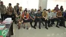 Sejumlah karyawan Kemenlu menunggu giliran mendonorkan darahnya di ruang rapat BPPK Kemenlu, Jakarta, Jumat (24/7/15). Aksi donor darah tersebut menyambut hari kemerdekaan Indonesia pada tanggal 17 Agustus nanti. (Liputan6.com/Herman Zakharia)