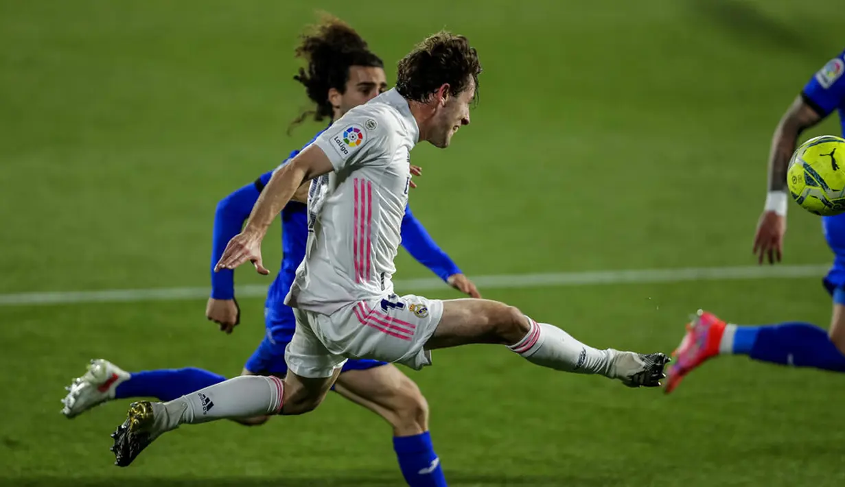 Pemain Real Madrid Alvaro Odriozola melihat bola saat melawan Getafe pada pertandingan Liga Spanyol di Stadion Alfonso Perez, Getafe, Spanyol, Minggu (18/42021). Pertandingan berakhir dengan skor 0-0. (AP Photo/Manu Fernandez)