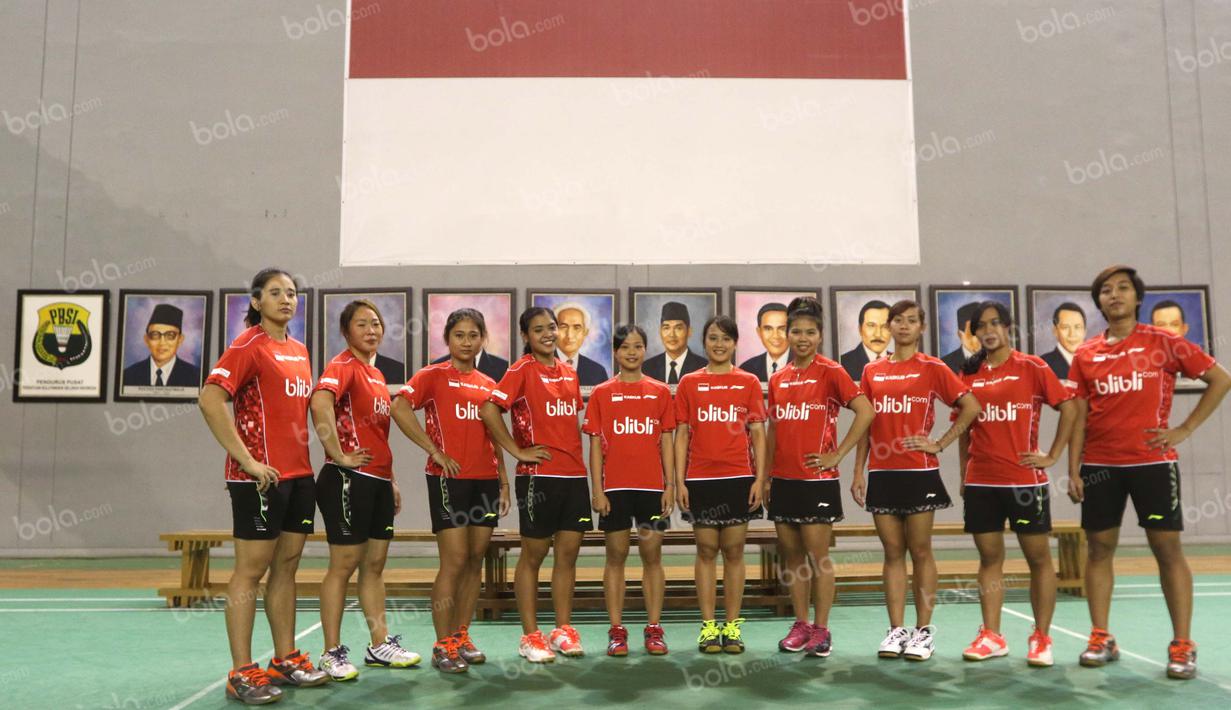 Pose anggota tim Uber Indonesia dalam sesi foto saat acara pelepasan tim Thomas-Uber Indonesia di Pelatnas Bulutangkis PBSI, Cipayung, Jakarta, (9/5/2016). (Bola.com/Arief Bagus)