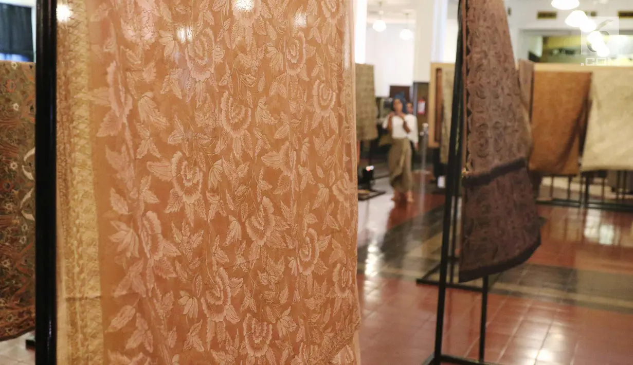 Sejumlah kain batik saat dipamerkan di Musium Bank Mandiri, Jakarta, Rabu (25/10). Pameran batik 100 kain negeri tersebut merupakan karya desainer Oscar Lawalata. (Liputan6.com/Angga Yuniar)