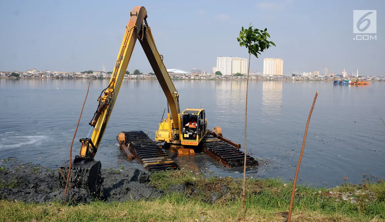 Petugas menggunakan alat berat melakukan proses pengerukan Waduk Pluit, Jakarta, Jumat (19/5). Pemprov DKI Jakarta terus melakukan pengerukan dan pembersihan Waduk Pluit. (Liputan6.com/Helmi Fithriansyah)