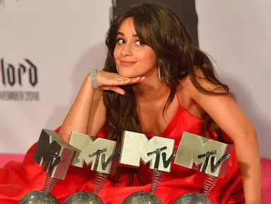 Penyanyi Camila Cabello berpose dengan empat penghargaannya selama MTV Europe Music Awards 2018 di Bizkaia Arena, Bilbao (4/11). Camila raih penghargaan kategori Aktris Terbaik, Video Terbaik, Lagu Terbaik, dan Best U.S Act. (AFP Photo/Ander Gillenea)