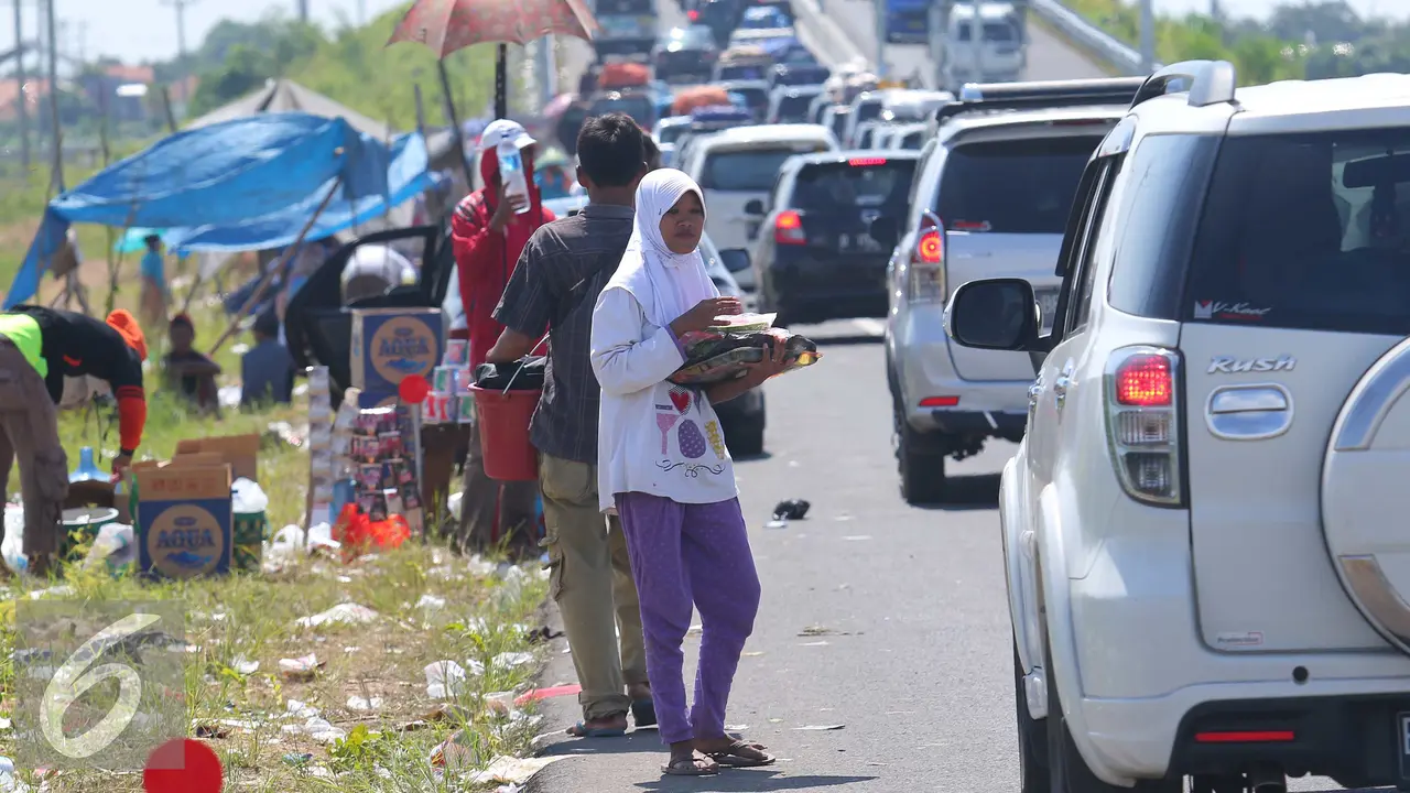 20160703-Manfaatkan Momen Mudik, Anak-anak Berjualan di Ruas Jalur Tol Brebes Timur