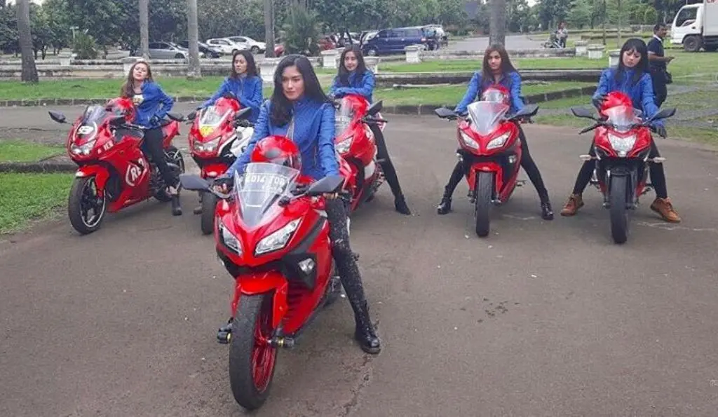 Ochi Rosdiana tampil sebagai anggota geng motor cewek di Anak Langit. (Via: instagram.com/ochi24)