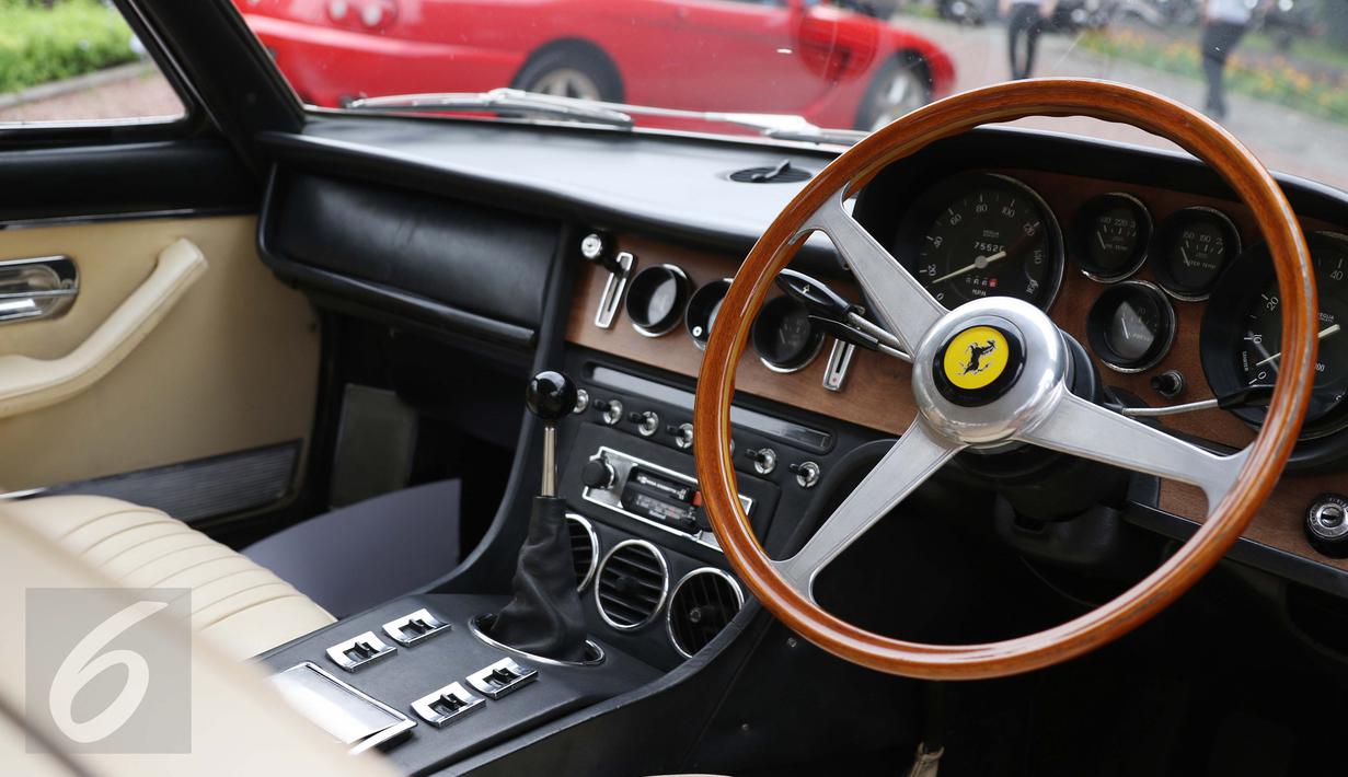 Interior salah satu mobil Ferrari klasik yang dipamerkan di Gedung Arsip Nasional, Jakarta, Selasa (14/3). Importir resmi Ferrari di Indonesia memamerkan 10 Ferrari klasik yang pernah menjadi ikon pada masanya masing-masing. (Liputan6.com/Angga Yuniar)