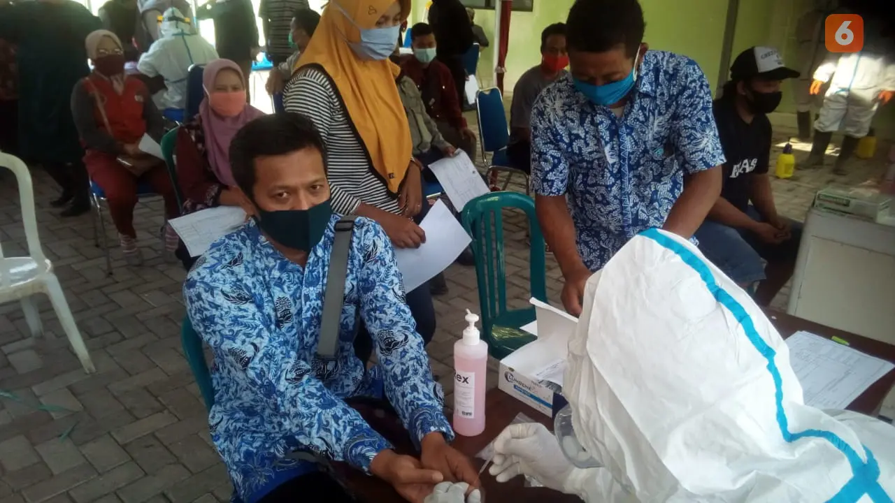 Komisi Pemilihan Umum (KPU) Kabupaten Rembang menggelar rapid tes secara massal (Liputan6.com/Ahmad Adirin)