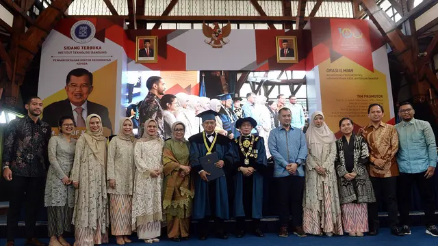Mantan Presiden RI Jusuf Kalla mendapatkan gelar Doktor Honoris Causa untuk ke-14 kalinya.