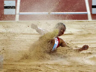 Atlet lompat jauh Indonesia, Maria Londa berhasil meraih emas di nomor lompat jauh putri SEA Games 2015 yang berlangsung di National Stadium, Singapura, Rabu (10/6/2015). Maria mencatat lompatan sejauh 6,70 meter. (Liputan6.com/Helmi Fithriansyah)