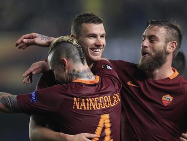 Para pemain AS Roma merayakan gol Edin Dzeko (kiri) saat melawan Villareal pada laga 32 besar Liga Eropa di Ceramica stadium, Villarreal, (16/2/2017). Roma menang 4-0. (AP/Alberto Saiz)