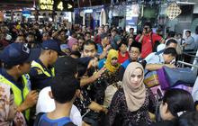 Dipindah ke bus, calon penumpang di Soekarno-Hatta rebutan