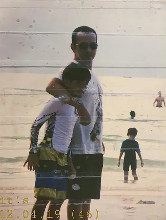 Sejak kecil, Abidzar sangat dekat dengan ayahnya yang seorang penyanyi, pendakwah dan aktor. Beberapa potret masa kecilnya menunjukkan kedekatannya. [Instagram/abidzar73]