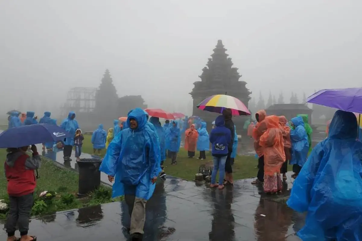 Sensasi hujan-hujanan pagi di kompleks Candi Arjuna Dieng, Banjarnegara, Jawa Tengah. (Foto: Liputan6.com/Aryadi untuk Muhamad Ridlo)