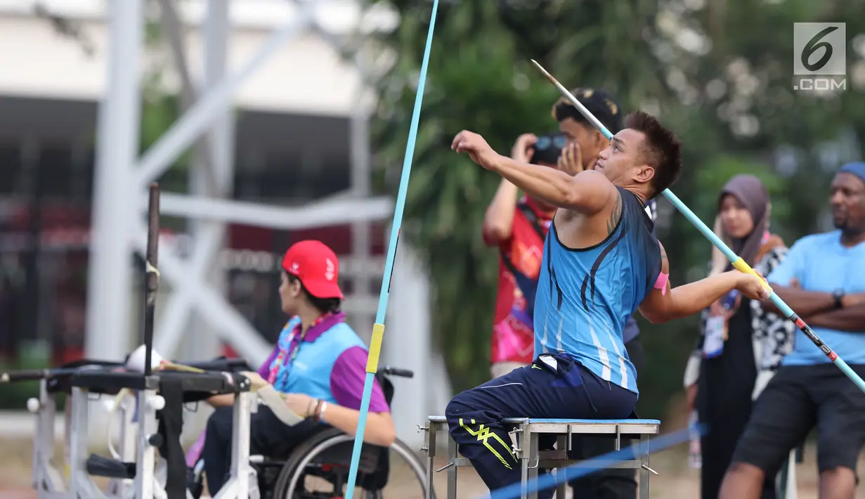 Atlet lempar lembing Asian Para Games 2018 saat latihan di Stadion Madya, Kompleks GBK, Jakarta, Kamis (4/10). Asian Para Games 2018 mempertandingkan 18 cabang olahraga dengan 586 nomor. (Liputan6.com/Helmi Fithriansyah)