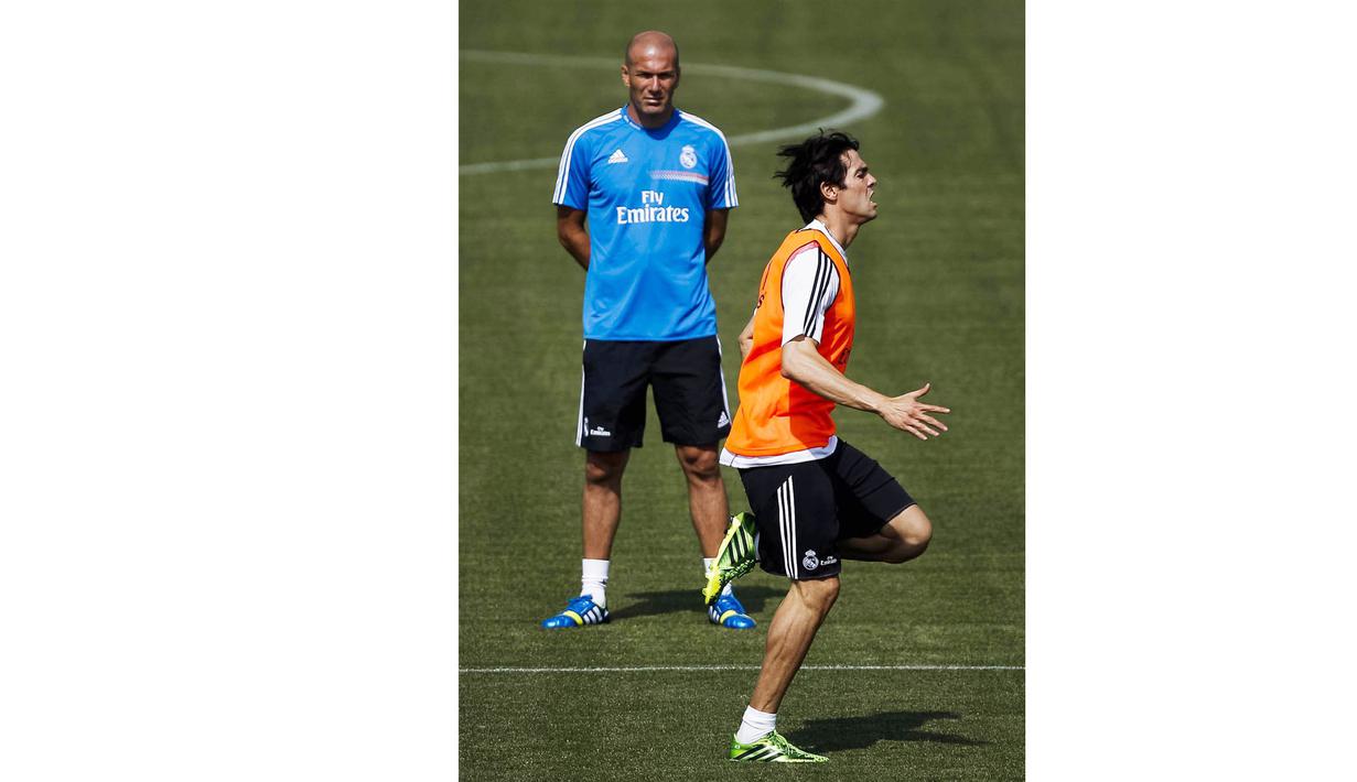  Zinedine Zidane (kanan), saat mengawasi Kaka berlatih di Kompleks Valdebebas Sports, Madrid, Spanyol (28/03/2014).  (EPA/Emilio Naranjo)