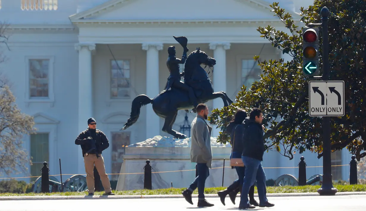 Petugas bersenjata berjaga di seberang Gedung Putih, Washington, Amerika Serikat, Sabtu (3/3). Aksi bunuh diri seorang pria di depan Gedung Putih terjadi saat Presiden Donald Trump tidak berada di tempat tersebut. (AP Photo/Pablo Martinez Monsivais)