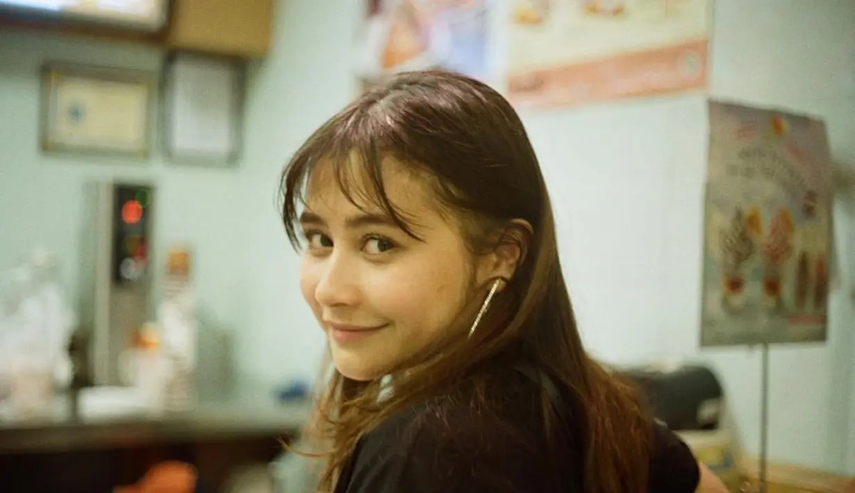 Prilly baru-baru ini tampil dengan rambut baru. Gadis kelahiran tahun 1996 ini tampil semakin menawan dengan rambutnya yang sekarang berponi. Pemeran utama Film Danur ini tampak percaya diri dengan rambut barunya. (Liputan6.com/IG/@prillylatuconsina96)