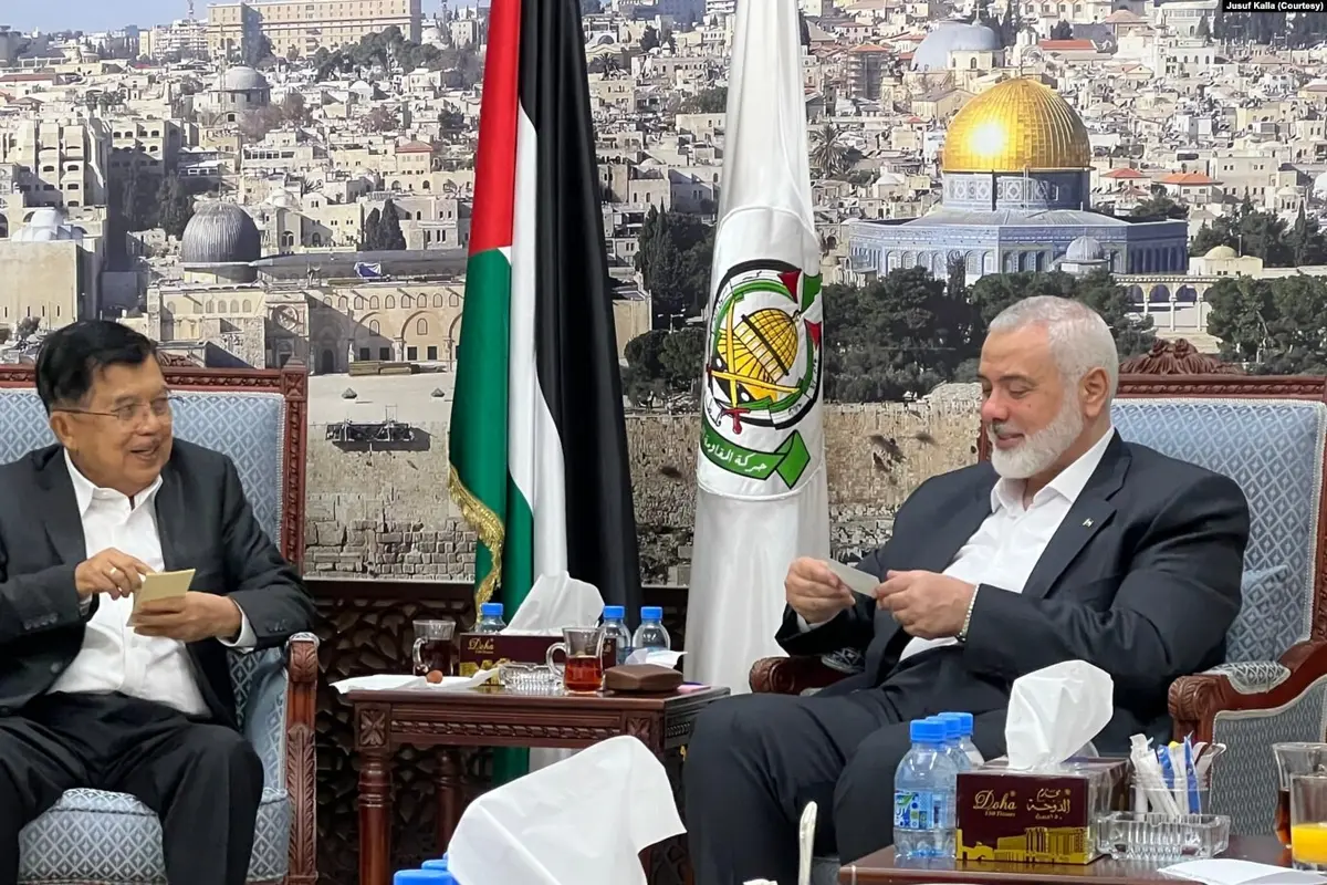 Mantan Wakil Presiden Indonesia Jusuf Kalla bertemu dengan Ismail Haniyeh, pemimpin politik Hamas dalam pertemuan di Doha, Jumat (12/7). (Courtesy/Jusuf Kalla)