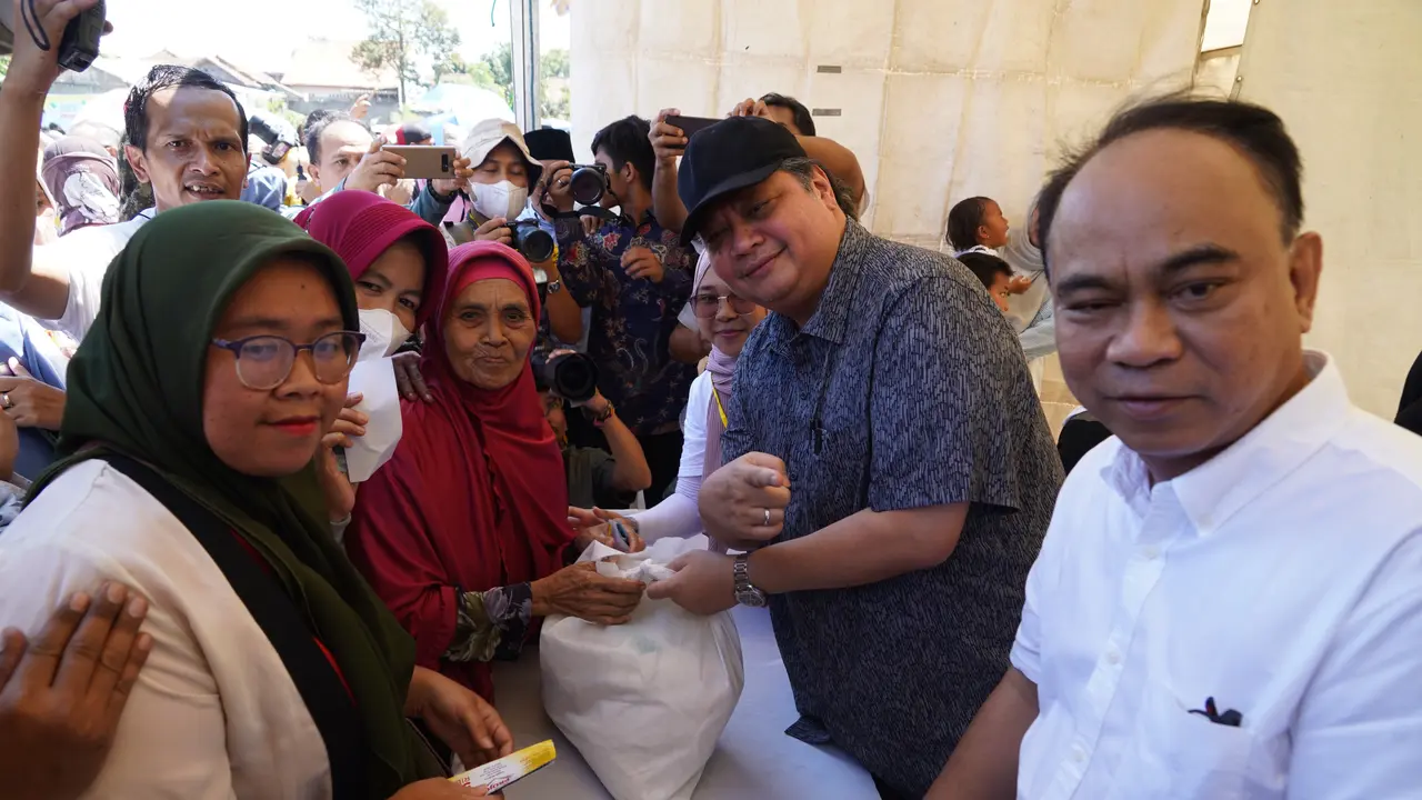 Ketum DPP Partai Golkar Airlangga Hartarto bersama Ketua Umum Projo Budi Arie Setiadi