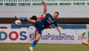 Pemain Persib Bandung, Marc Anthony Klok (kanan) berebut bola dengan pemain Borneo FC dalam pertandingan lanjutan BRI Liga 1 2022/2023 yang berlangsung di Stadion Pakansari, Bogor, Kamis (26/1/2023). (Bola.com/Ikhwan Yanuar)