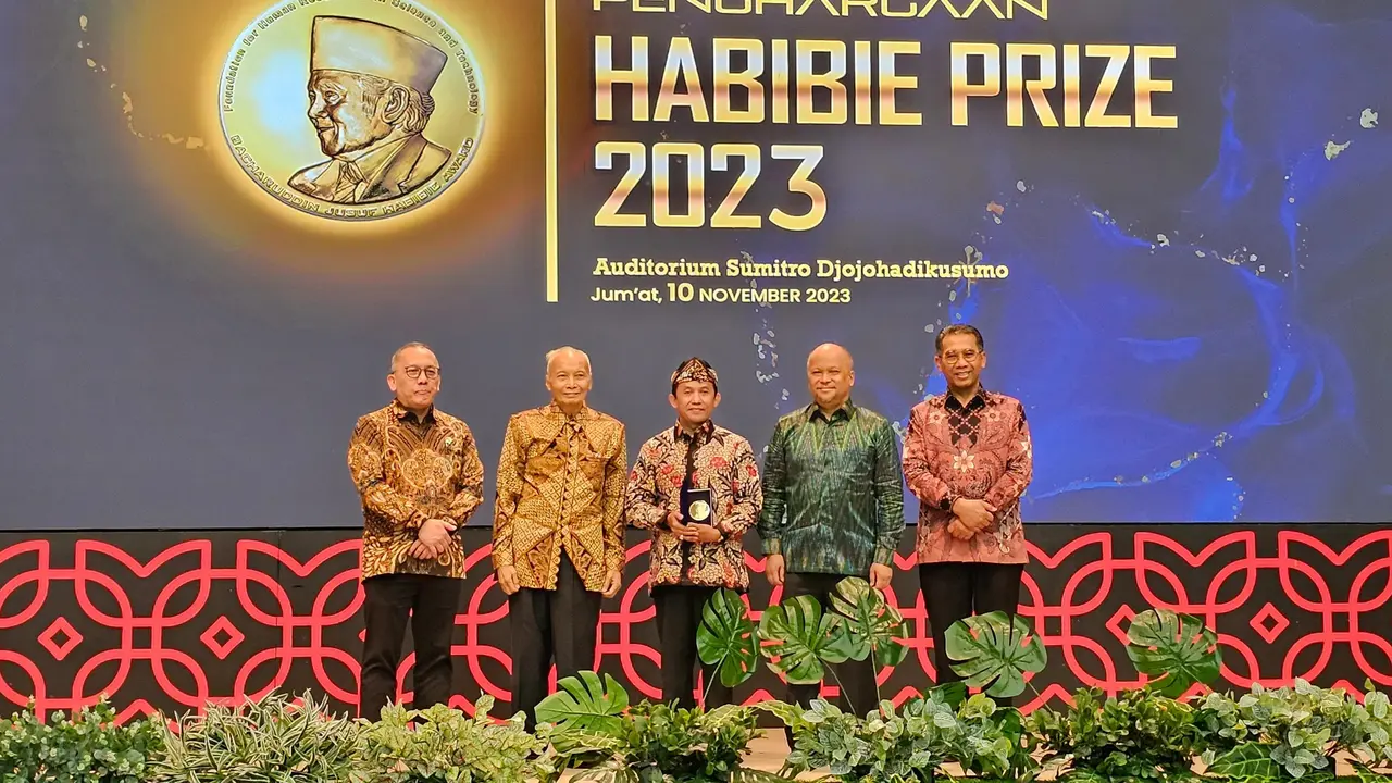 Guru Besar Bidang Filologi pada Fakultas Adab dan Humaniora, Universitas Islam Negeri (UIN) Syarif Hidayatullah Jakarta Oman Fathurahman meraih Habibie Prize 2023.