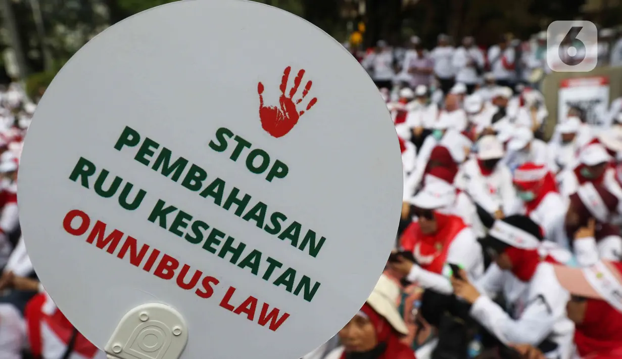 RUU ini juga dinilai dapat memecah belah profesi kesehatan serta berpotensi memperlemah perlindungan dan kepastian hukum bagi perawat ataupun tenaga kesehatan dan masyarakat. (Liputan6.com/Herman Zakharia)