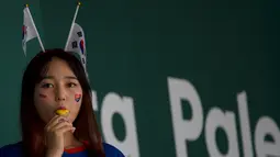 Suporter cantik Korea saat mendukung tim Baseball Korea melawan tim Baseball Hong Kong pada penyisihan Baseball Asian Games 2018 di Lapangan Baseball Senayan, Jakarta (28/8). (ANTARA FOTO/INASGOC/Nick Hanoatubun/MTG/18)