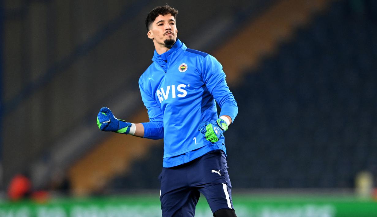 Altay Bayindir. Kiper muda Turki berusia 23 tahun ini telah 3 musim memperkuat Fenerbahce usai didatangkan dari klub lokal Ankaragucu pada awal musim 2019/2020. Bersama Fenerbahce ia telah tampil dalam 94 laga di semua ajang dengan torehan 23 kali clean sheet dan kebobolan 112 gol. (AFP/Ozan Kose)