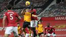 Gelandang Wolverhampton Wanderers, Daniel Podence (kiri) berduel udara dengan bek Manchester United, Eric Bailly dalam laga lanjutan Liga Inggris 2020/21 pekan ke-16 di Old Trafford, Selasa (29/12/2020). Wolverhampton kalah 0-1 dari Manchester United. (AFP/Martin Rickett/Pool)