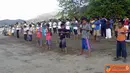 Citizen6, NTT: Anggota De Colores sedang mengolah napas di tepi Pantai Atapupu. (Pengirim: Fransiskus Pongky Seran)