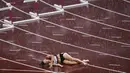 Sara Petersen dari Denmark terbaring di lintasan setelah terjatuh pada semifinal lari gawang 400 meter putri Olimpiade Tokyo 2020 di Tokyo, Jepang, Senin (2/8/2021). (AP Photo/Francisco Seco)