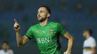 Striker Bhayangkara FC, Ilija Spasojevic merayakan gol ke gawang Persela pada lanjutan Liga 1 Indonesia di Stadion Patriot Candrabhaga, Bekasi, Jumat (27/10). Bhayangkara FC unggul 3-1. (Liputan6.com/Helmi Fithriansyah)