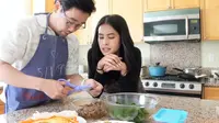 Momen Maudy Ayunda dan Jesse Choi Masak Rendang Kimbab (Sumber: YouTube/Maudy Ayunda)