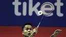 Tunggal putra Indonesia, Anthony Sinisuka Ginting, mengembalikan kok saat melawan tunggal Thailand, Kantaphon Wancharoen, pada Blibli Indonesia Open 2019 di Istora Senayan, Jakarta, Kamis (17/7). Ginting kalah 20-22, 21-11, 20-22. (Bola.com/Yoppy Renato)