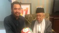 Wakil Presiden RI KH Ma'ruf Amin dengan mantan pemain Timnas Indonesia Ponaryo Astaman. (Ist)