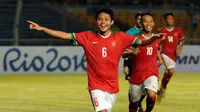 Penyerang timnas Indonesia U-23, Evan Dimas (kiri) merayakan golnya ke gawang Timor Leste di laga kualifikasi grup H Piala Asia 2016 di Stadion GBK Jakarta, Jumat (27/3/2015). Indonesia U-23 unggul 5-0 atas Timor Leste. (Liputan6.com/Helmi Fithriansyah)